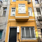 Yellowhouse Room 6